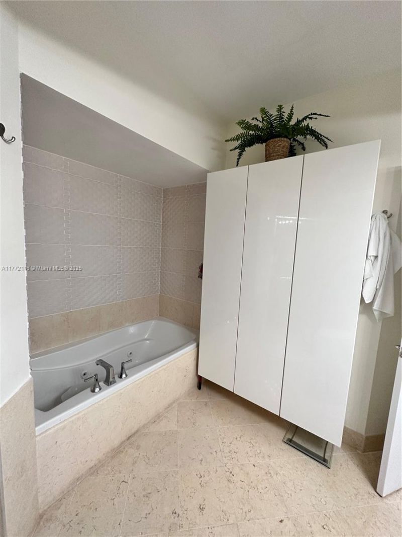 19900 E Country Club Dr, Unit 1012, Aventura, FL 33180 Photo