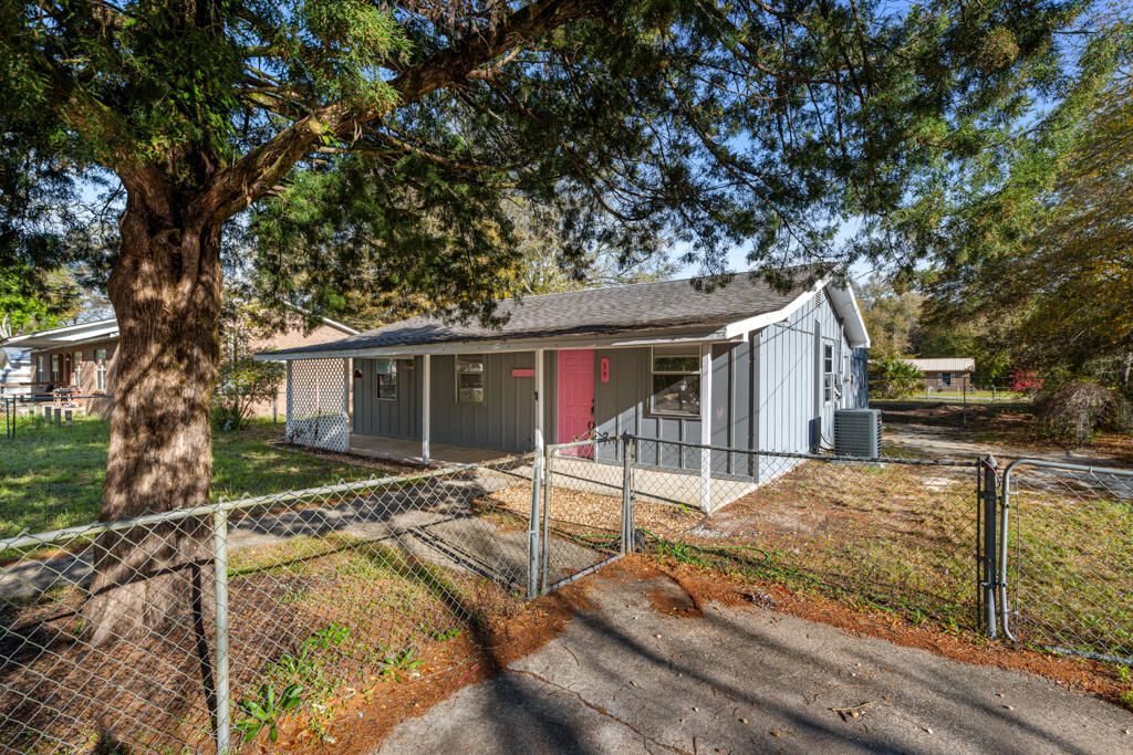 39 Will Kelly Avenue, Defuniak Springs, FL 32433 Main Photo