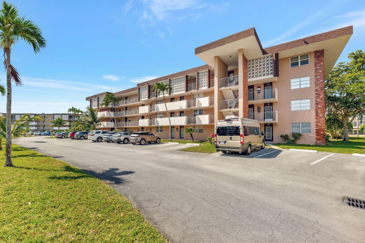 2951 NW 46th Avenue, Unit 403, Lauderdale Lakes, FL 33313 Photo