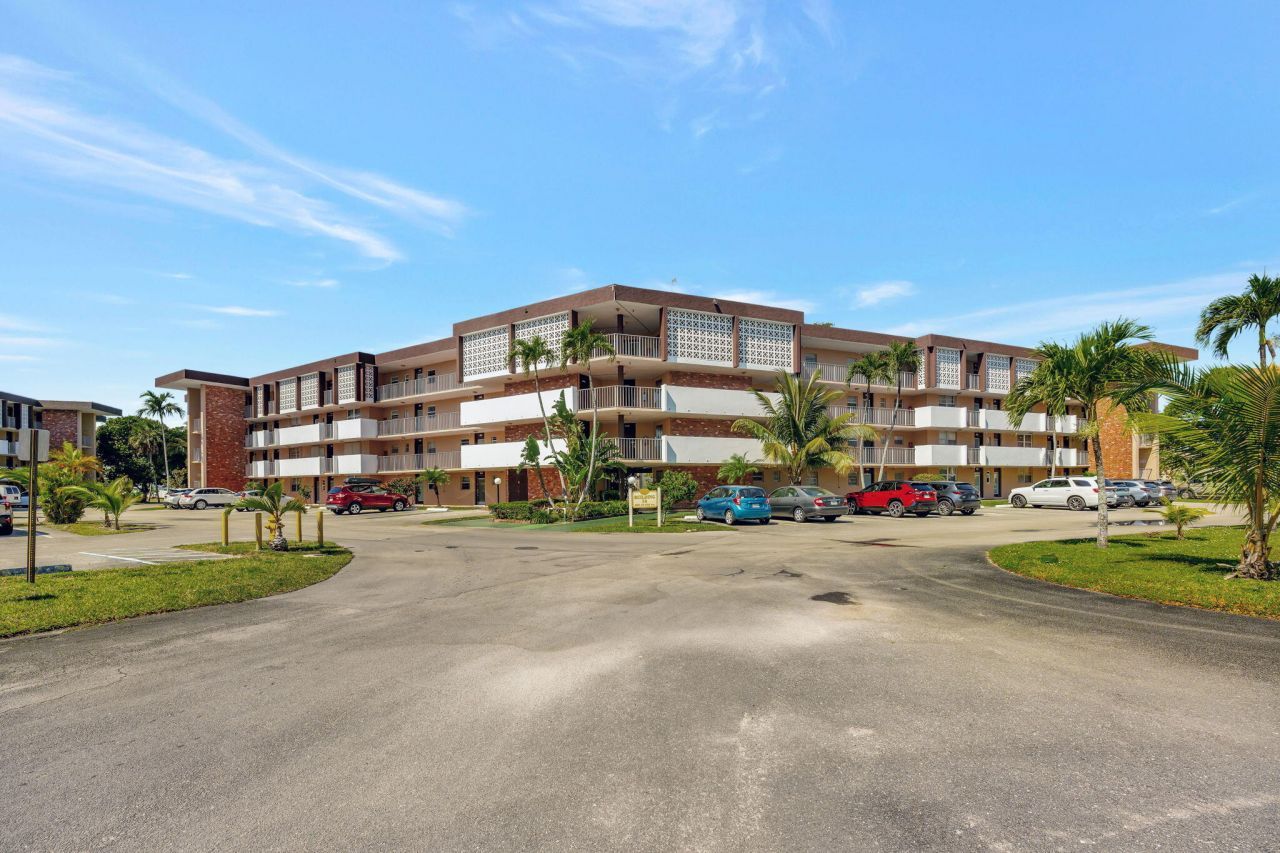 2951 NW 46th Avenue, Unit 403, Lauderdale Lakes, FL 33313 Photo