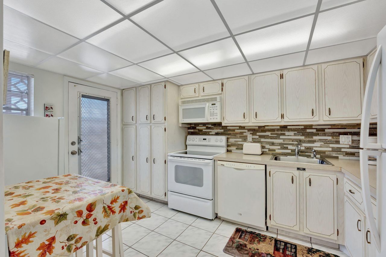 2951 NW 46th Avenue, Unit 403, Lauderdale Lakes, FL 33313 Photo