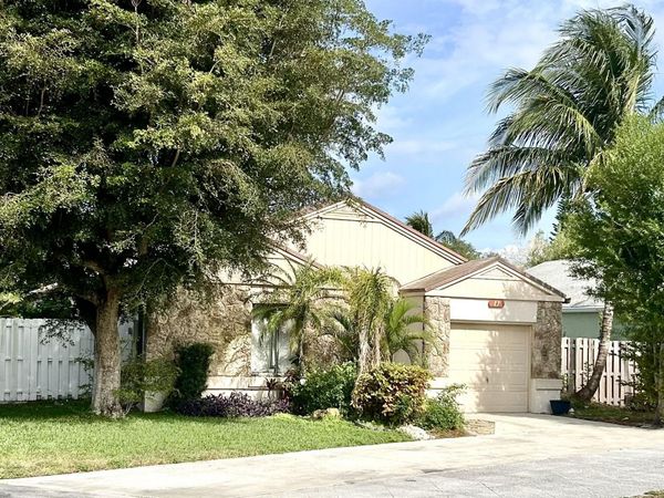 11 Mayfield Way, Boynton Beach, FL 33426