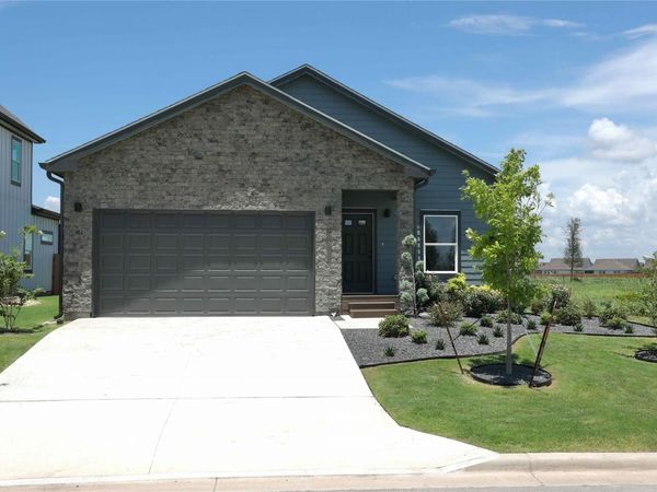 2015 Applewood DR, Lockhart, TX 78644