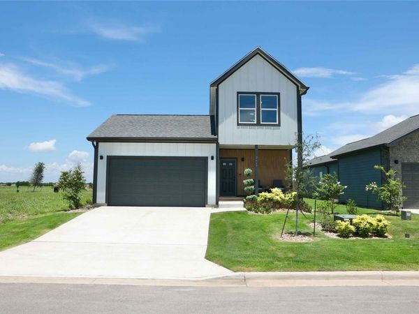 2017 Applewood DR, Lockhart, TX 78644