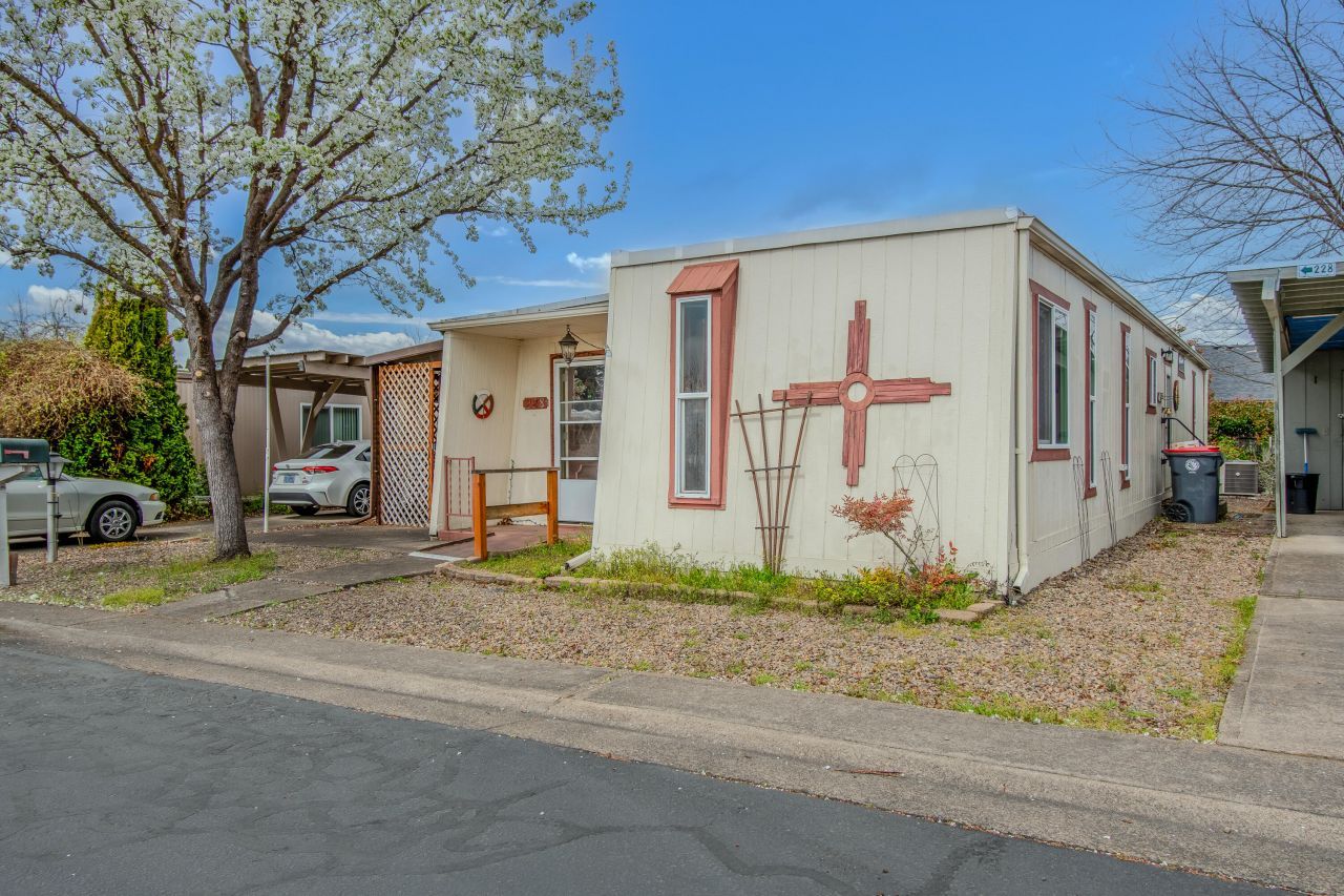 2252 Table Rock Road, Unit SPC 228, Medford, OR 97501 Main Photo