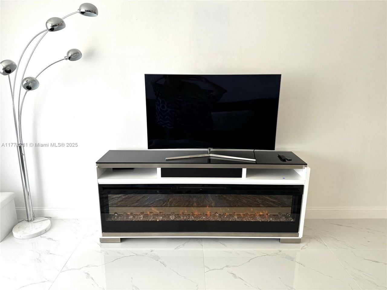 427 Golden Isles Dr, Unit 5G, Hallandale Beach, FL 33009 Photo