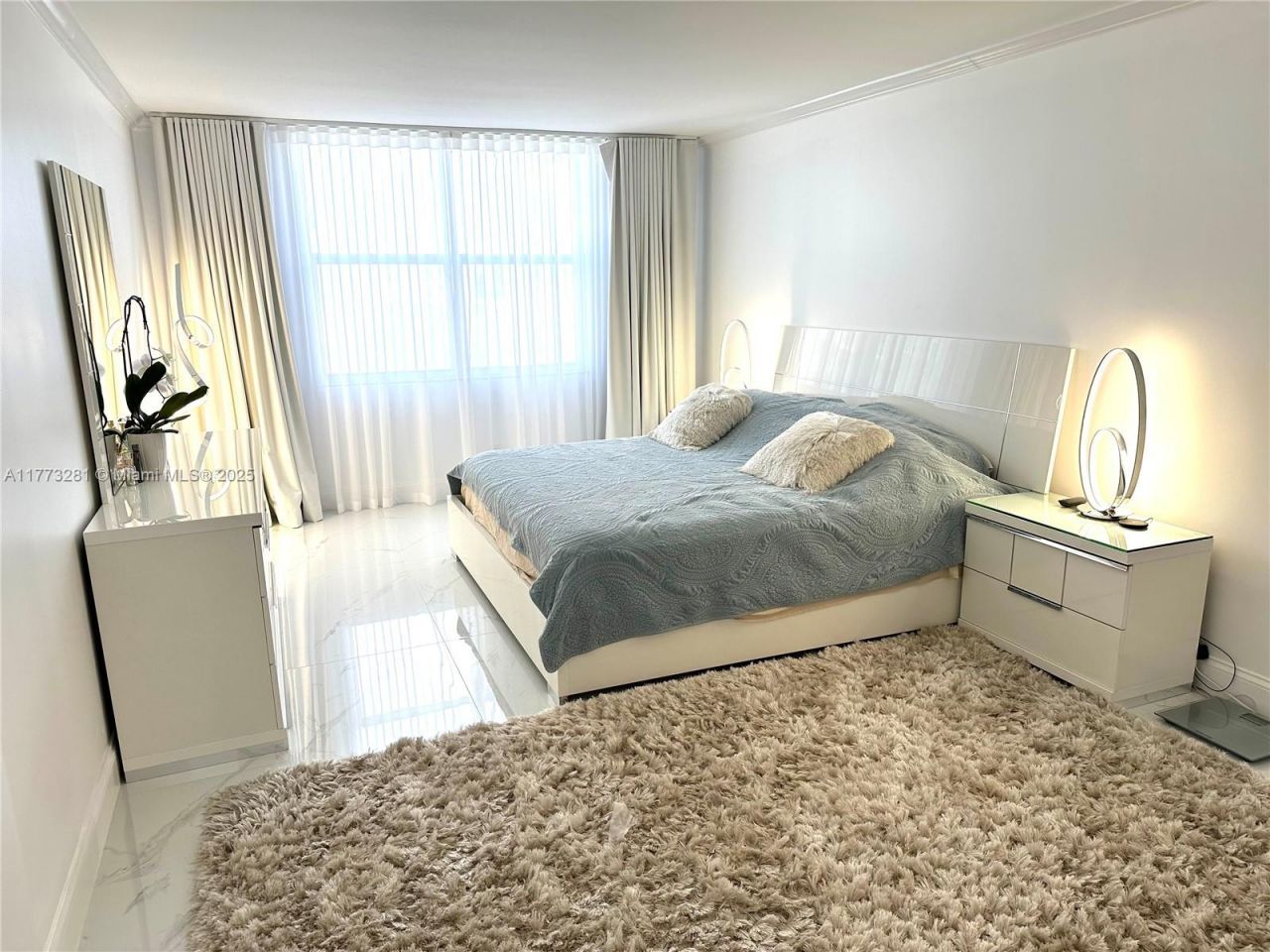 427 Golden Isles Dr, Unit 5G, Hallandale Beach, FL 33009 Photo