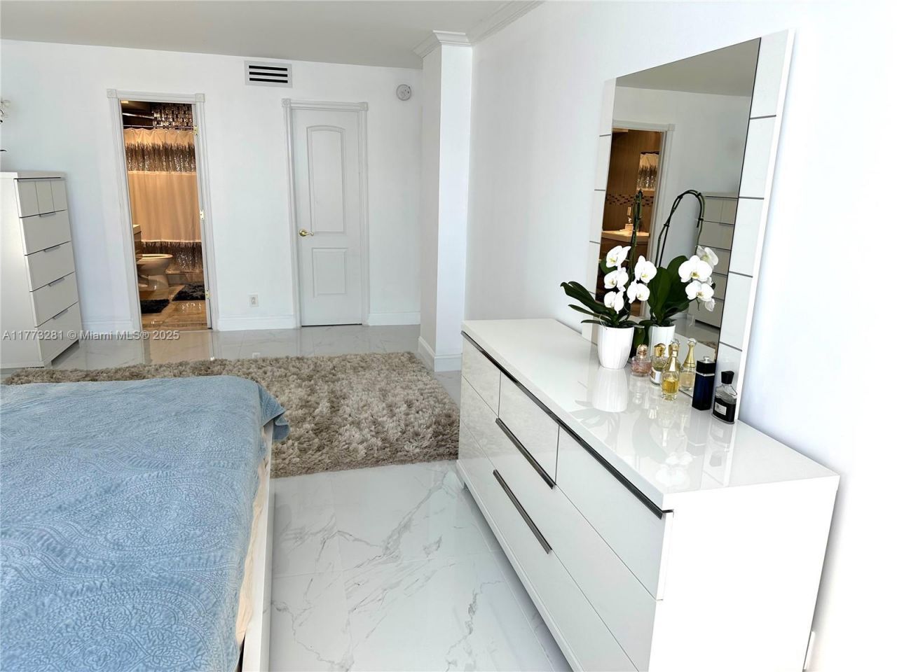 427 Golden Isles Dr, Unit 5G, Hallandale Beach, FL 33009 Photo