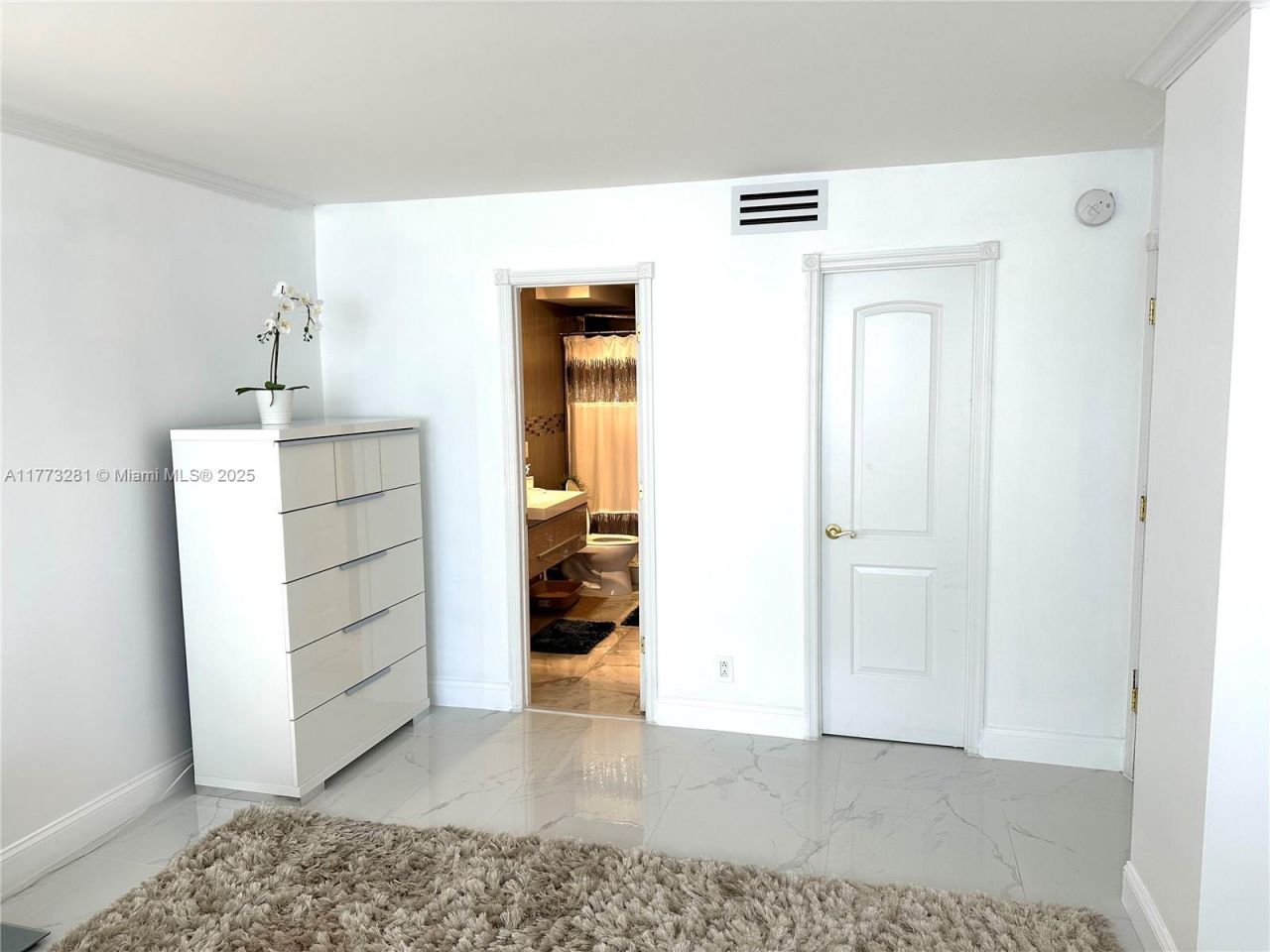 427 Golden Isles Dr, Unit 5G, Hallandale Beach, FL 33009 Photo