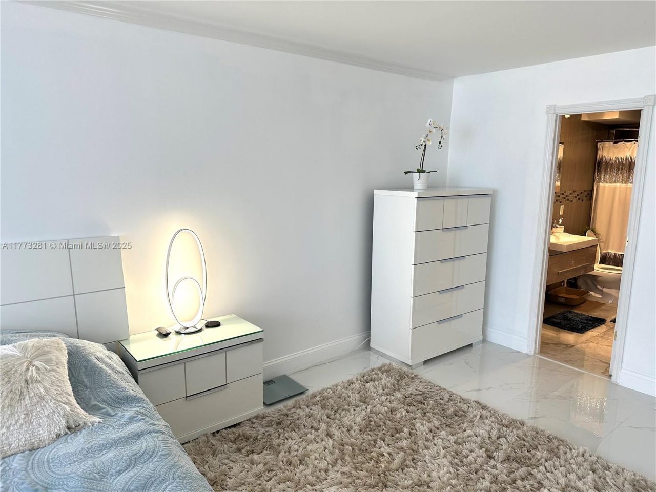 427 Golden Isles Dr, Unit 5G, Hallandale Beach, FL 33009 Photo