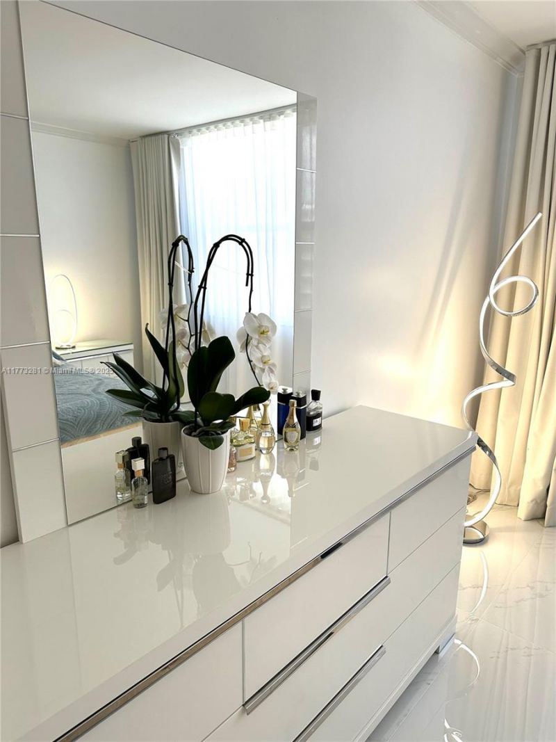 427 Golden Isles Dr, Unit 5G, Hallandale Beach, FL 33009 Photo