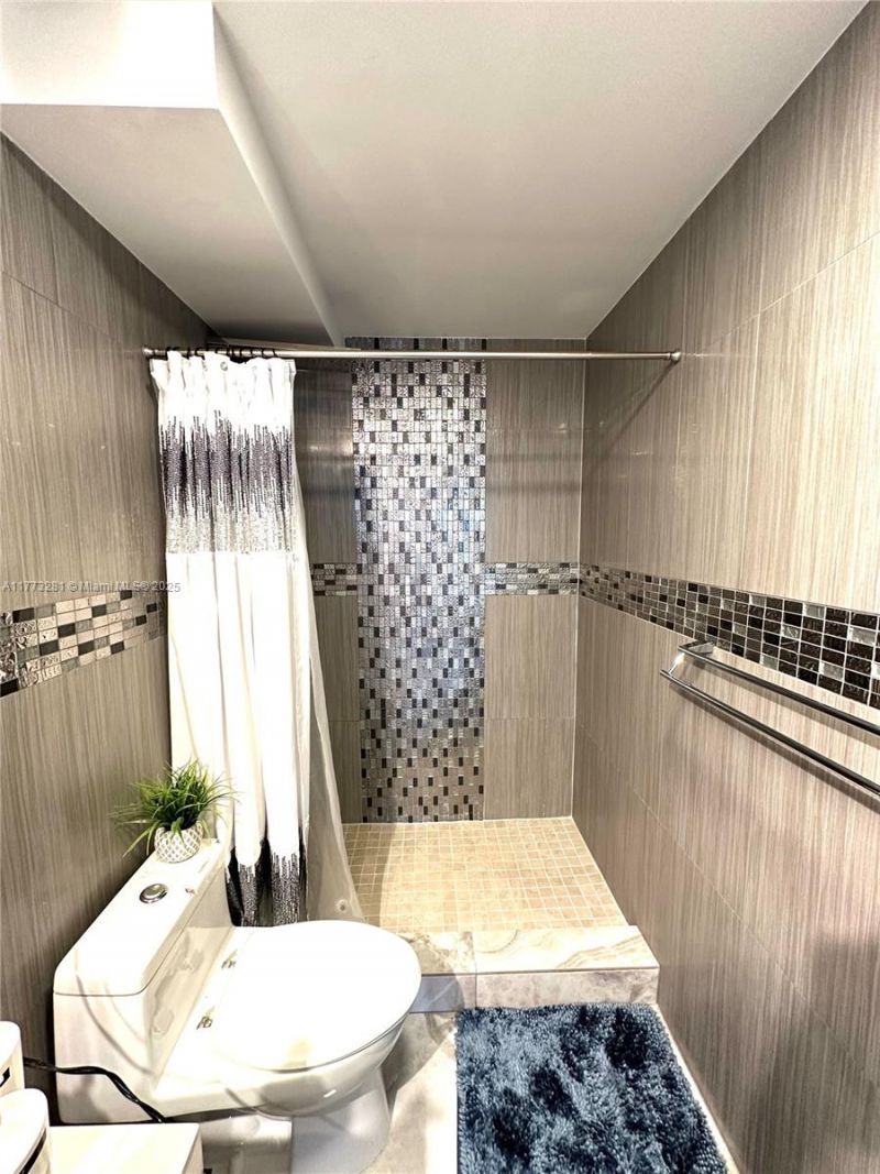 427 Golden Isles Dr, Unit 5G, Hallandale Beach, FL 33009 Photo