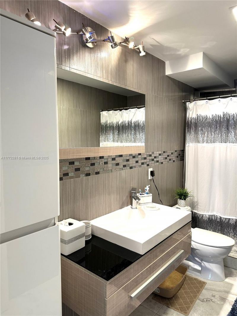 427 Golden Isles Dr, Unit 5G, Hallandale Beach, FL 33009 Photo