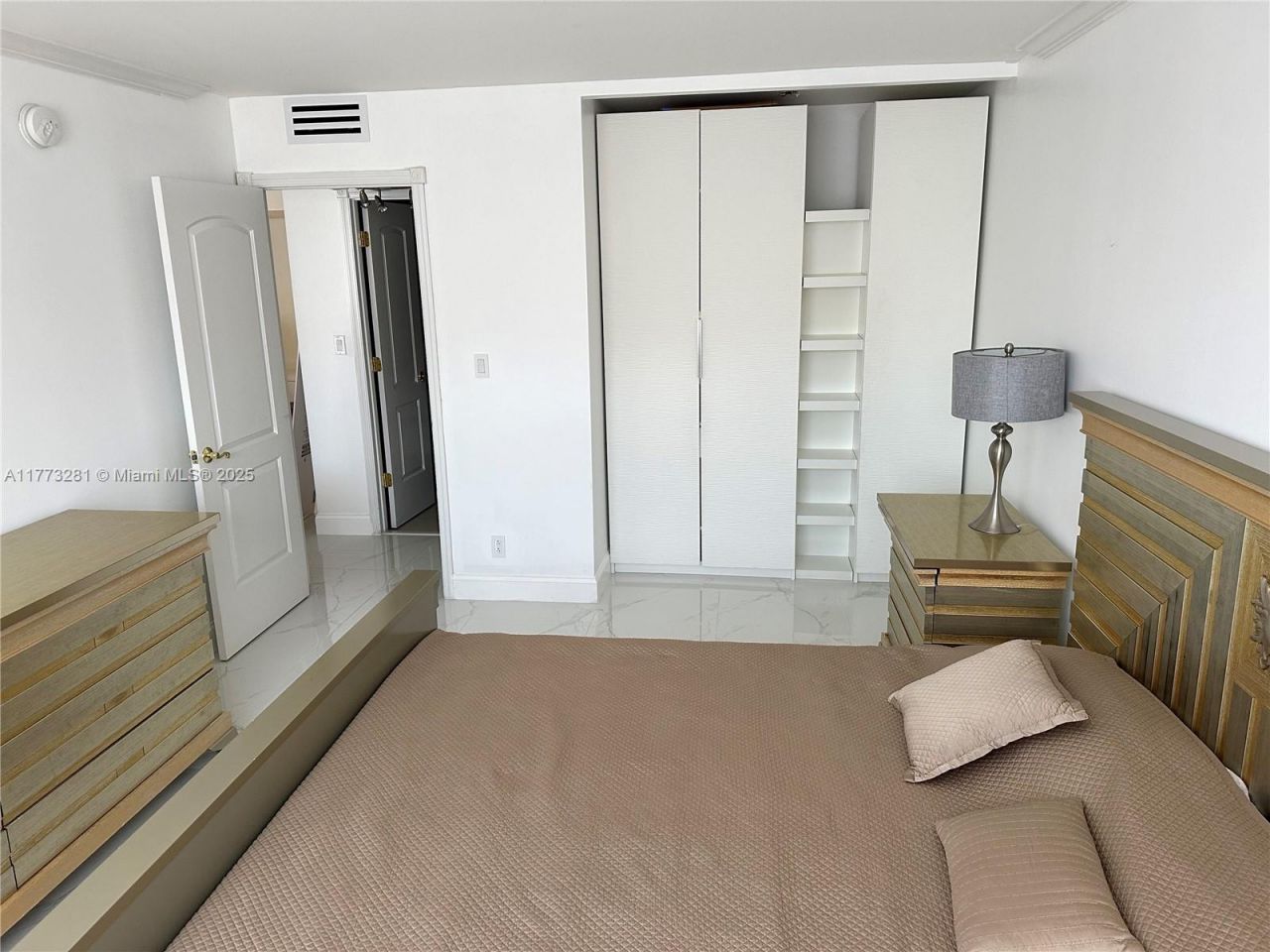 427 Golden Isles Dr, Unit 5G, Hallandale Beach, FL 33009 Photo