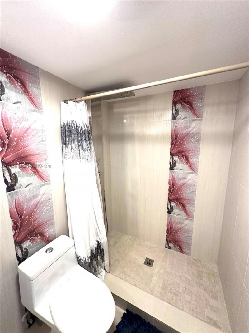 427 Golden Isles Dr, Unit 5G, Hallandale Beach, FL 33009 Photo