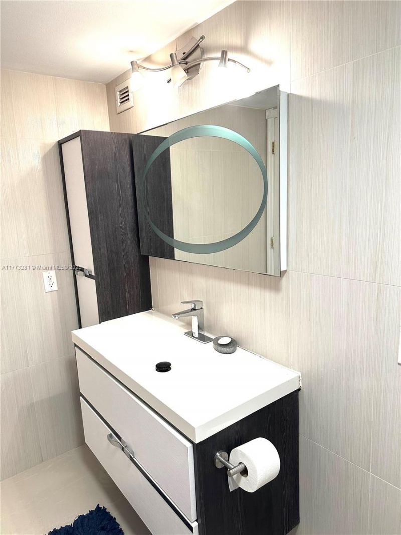 427 Golden Isles Dr, Unit 5G, Hallandale Beach, FL 33009 Photo