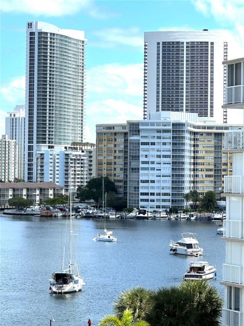 427 Golden Isles Dr, Unit 5G, Hallandale Beach, FL 33009 Photo