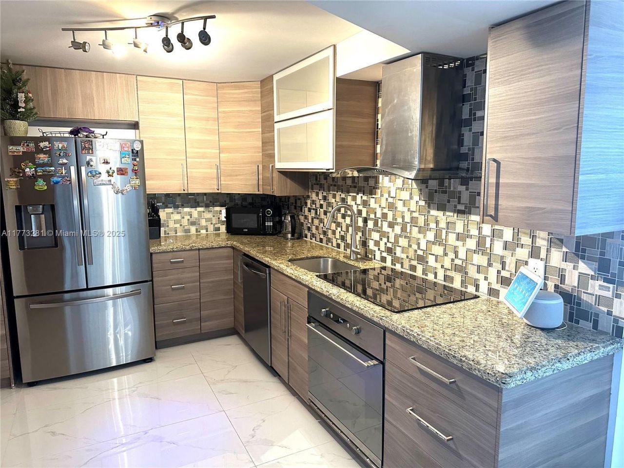 427 Golden Isles Dr, Unit 5G, Hallandale Beach, FL 33009 Photo