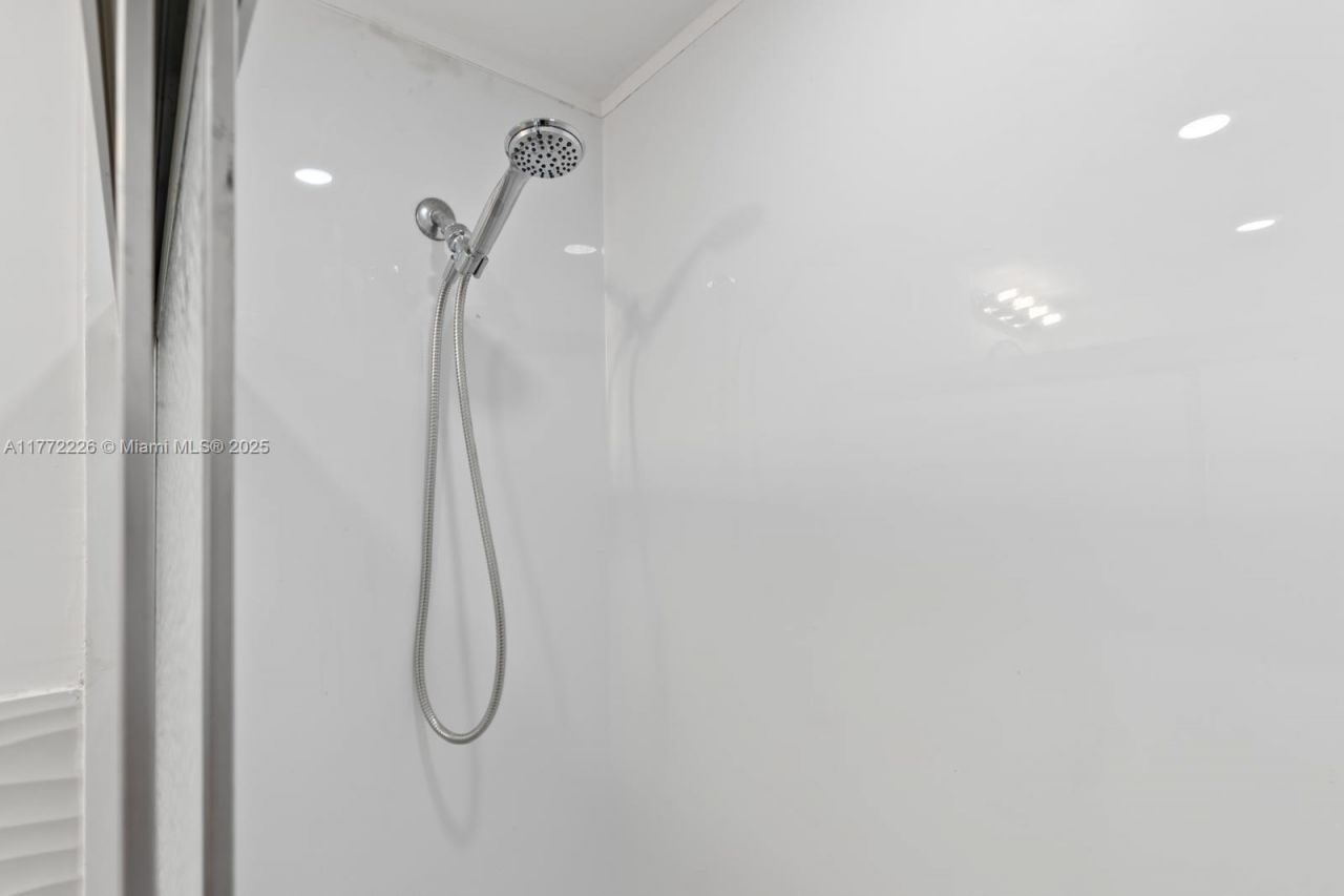 400 Kings Point Dr, Unit 1607, Sunny Isles Beach, FL 33160 Photo