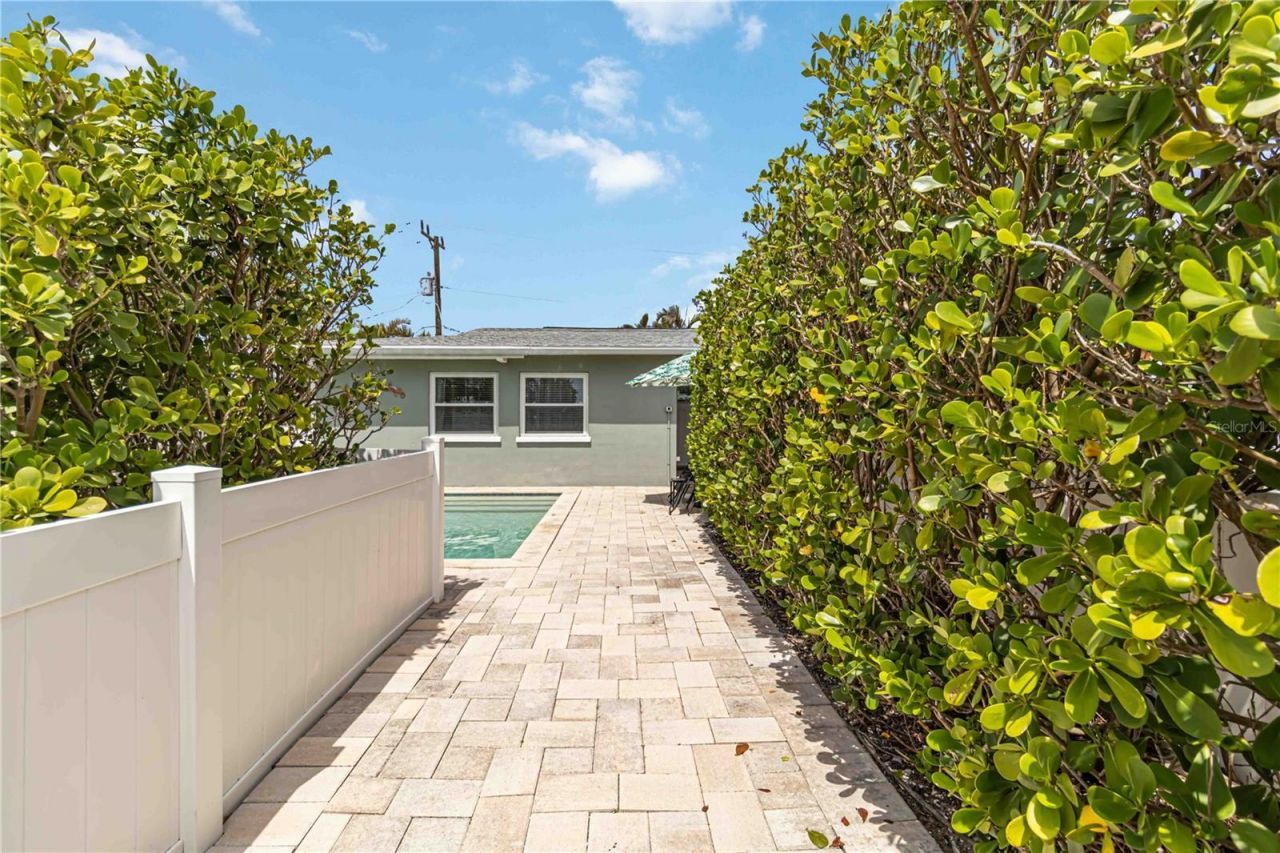 424 62nd Street, Holmes Beach, FL 34217 Photo