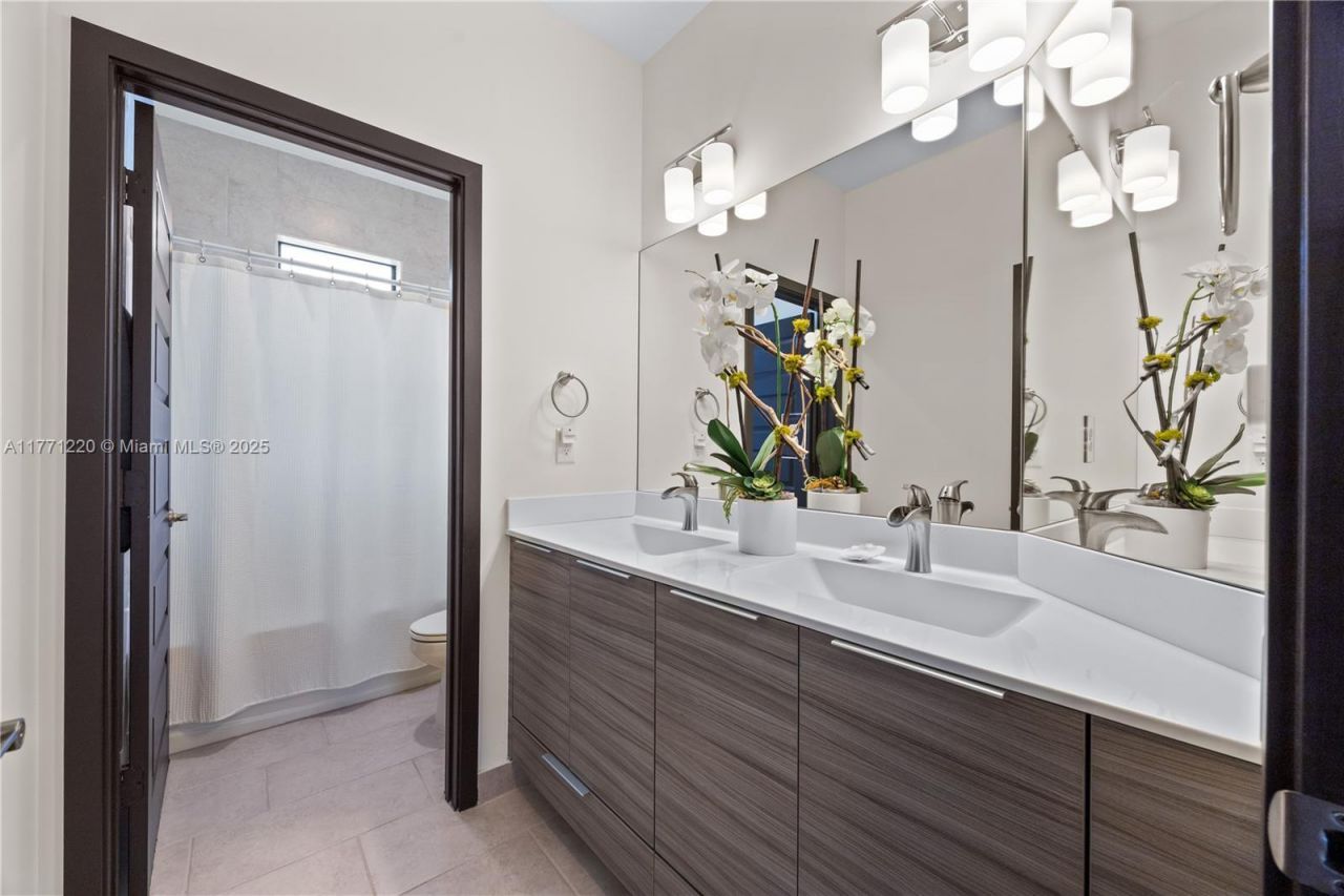 15742 NW 88th Ave, Miami Lakes, FL 33018 Photo