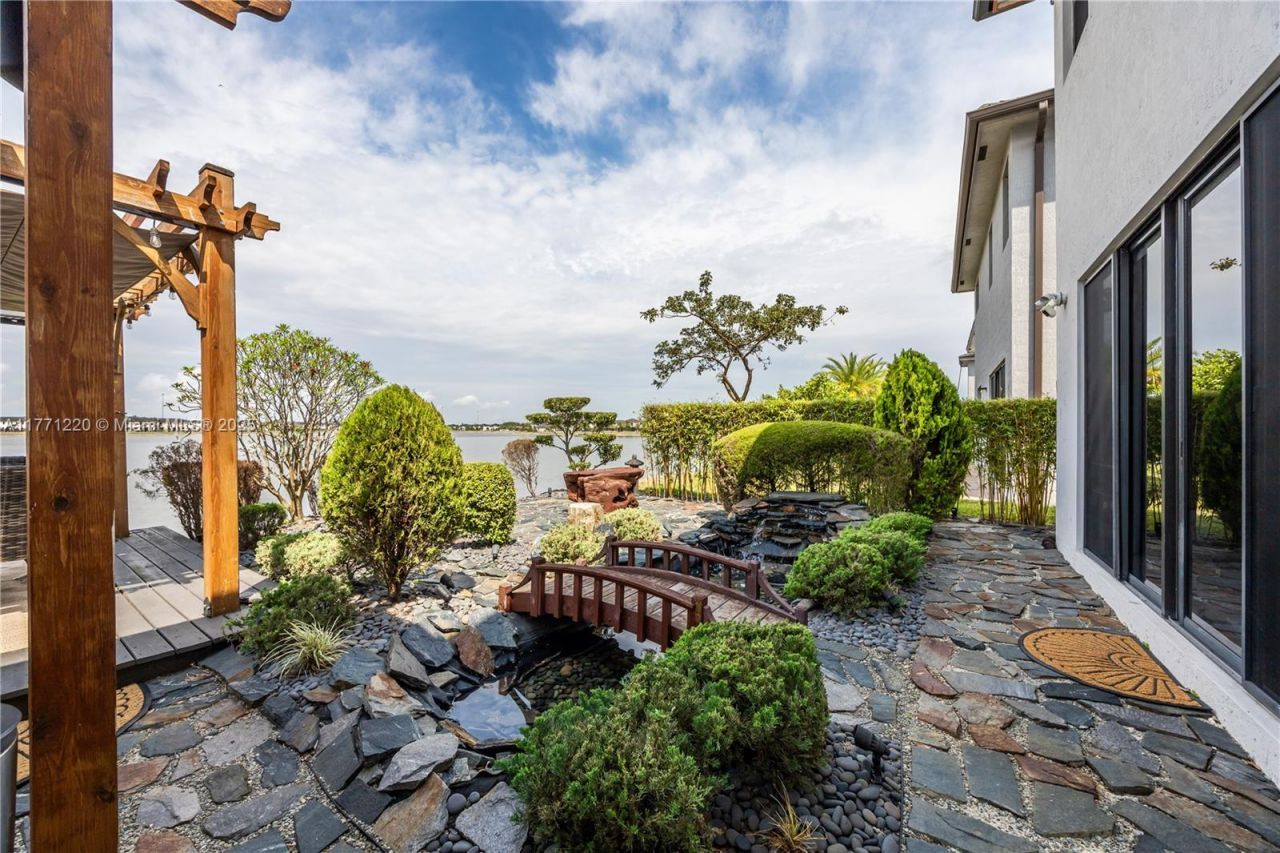 15742 NW 88th Ave, Miami Lakes, FL 33018 Photo