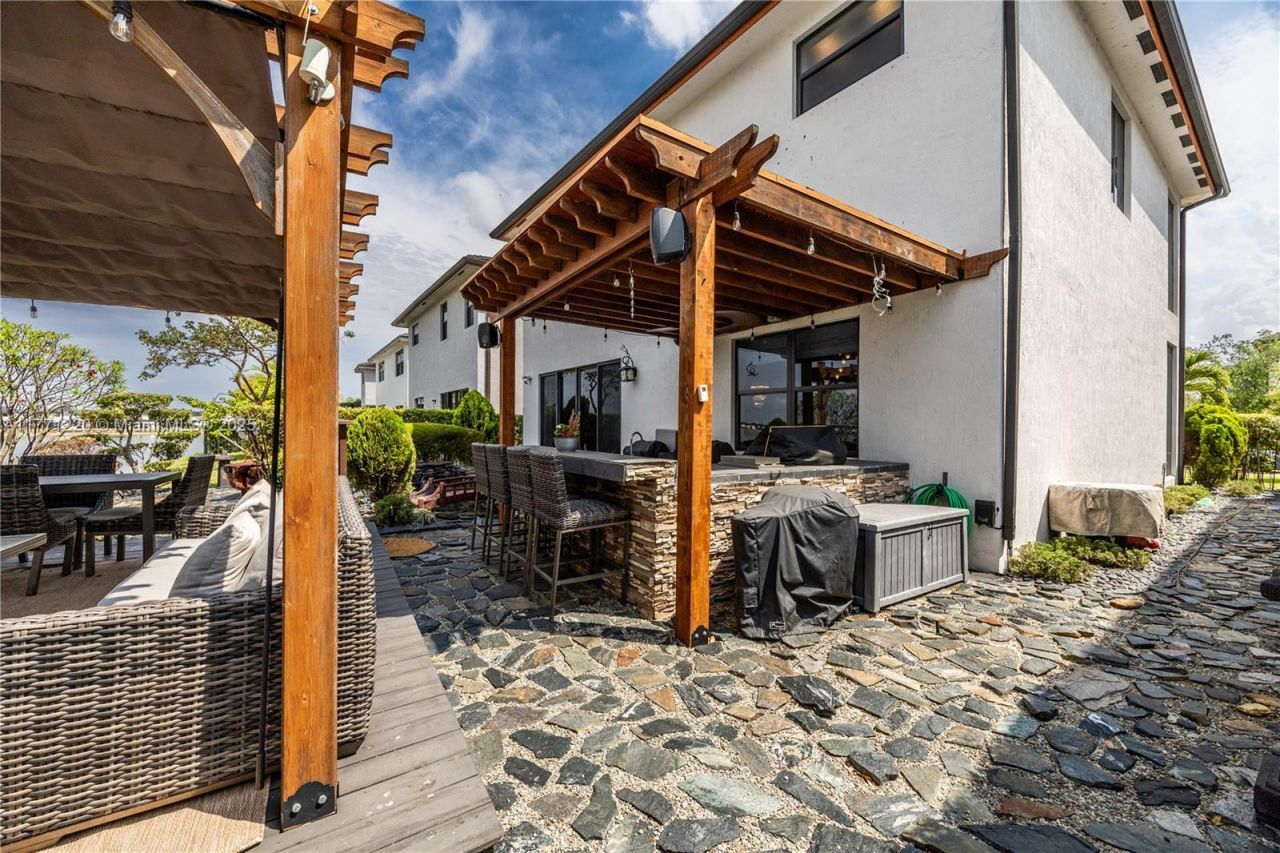 15742 NW 88th Ave, Miami Lakes, FL 33018 Photo