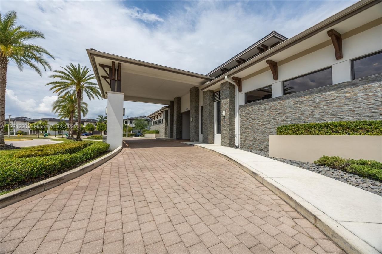 15742 NW 88th Ave, Miami Lakes, FL 33018 Photo