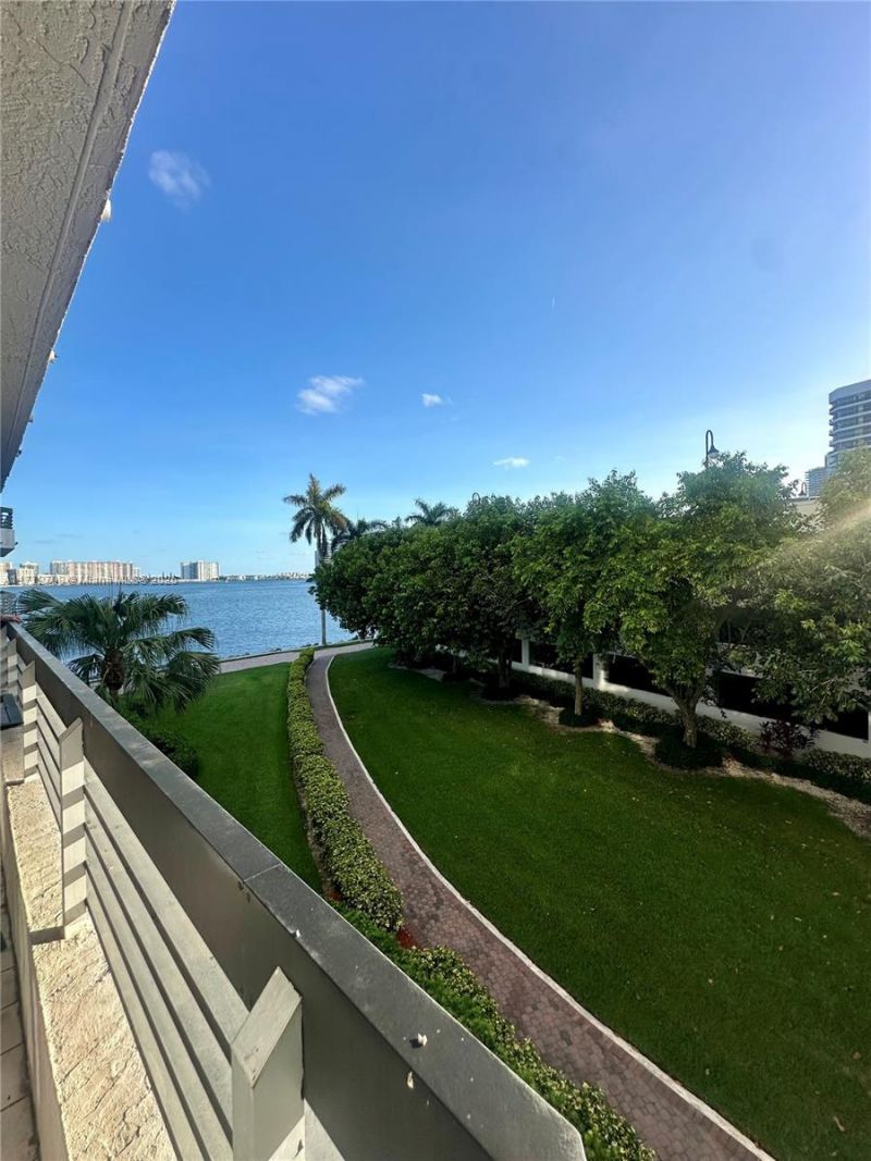 19101 NE 36th Ct, Unit 302, Aventura, FL 33180 Photo