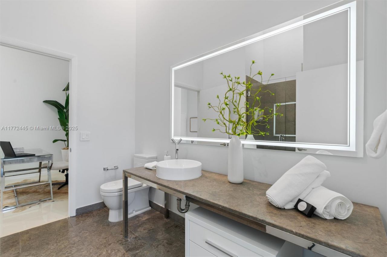 495 Brickell Ave, Unit 2203, Miami, FL 33131 Photo