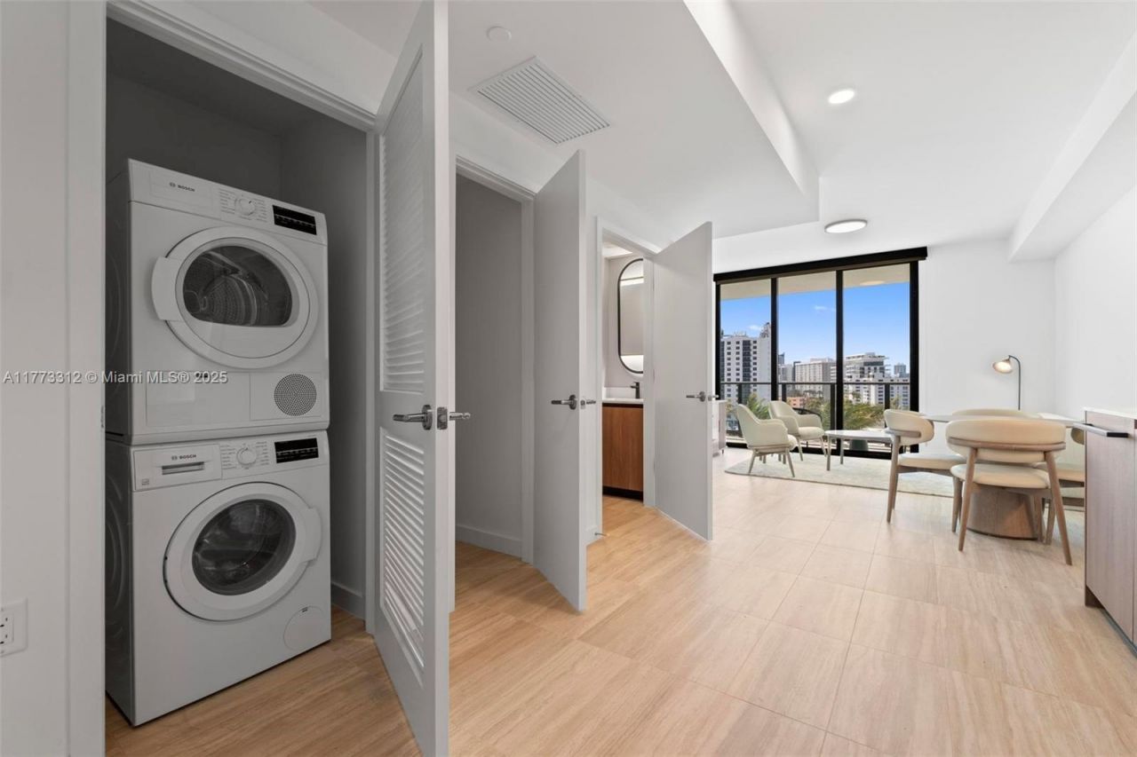 580 72nd, Unit 704, Miami Beach, FL 33141 Photo