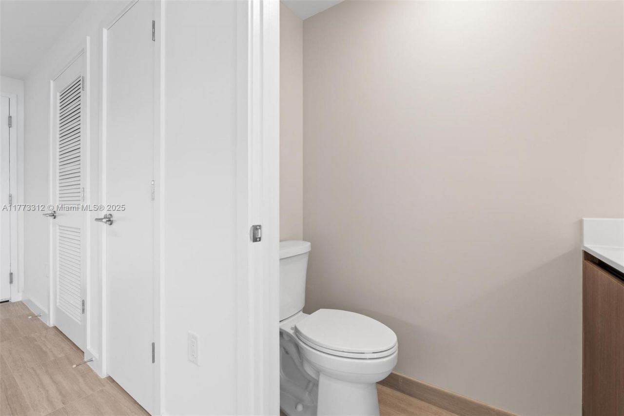 580 72nd, Unit 704, Miami Beach, FL 33141 Photo