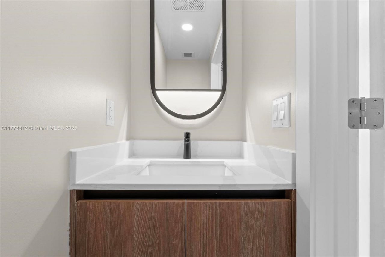 580 72nd, Unit 704, Miami Beach, FL 33141 Photo