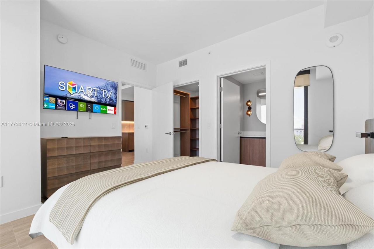 580 72nd, Unit 704, Miami Beach, FL 33141 Photo