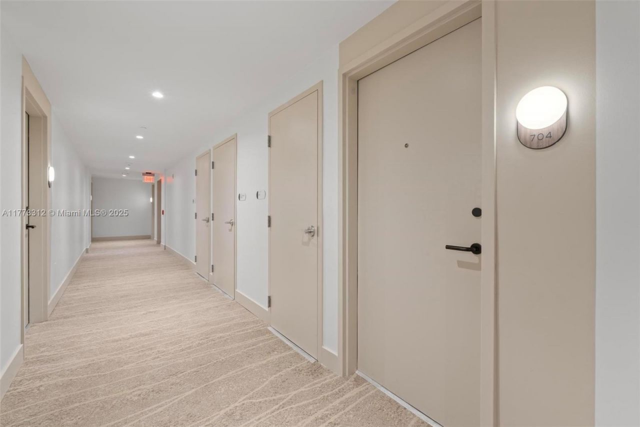 580 72nd, Unit 704, Miami Beach, FL 33141 Photo