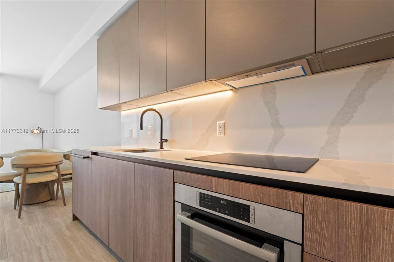 580 72nd, Unit 704, Miami Beach, FL 33141 Photo