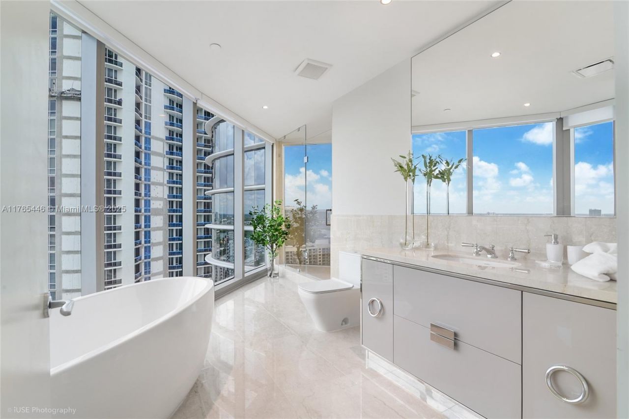 15701 Collins Ave, Unit 2405, Sunny Isles Beach, FL 33160 Photo