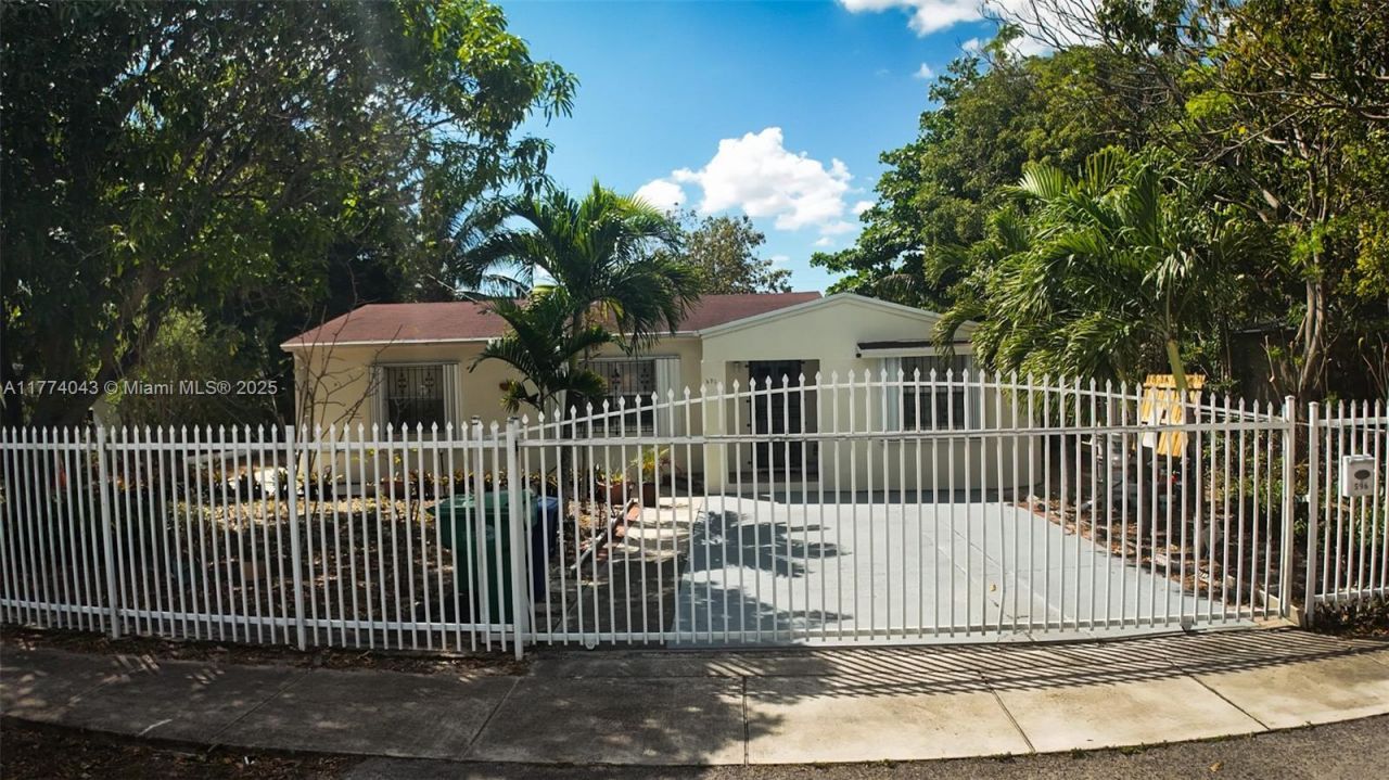 596 NW 109th St, Miami, FL 33168 Photo