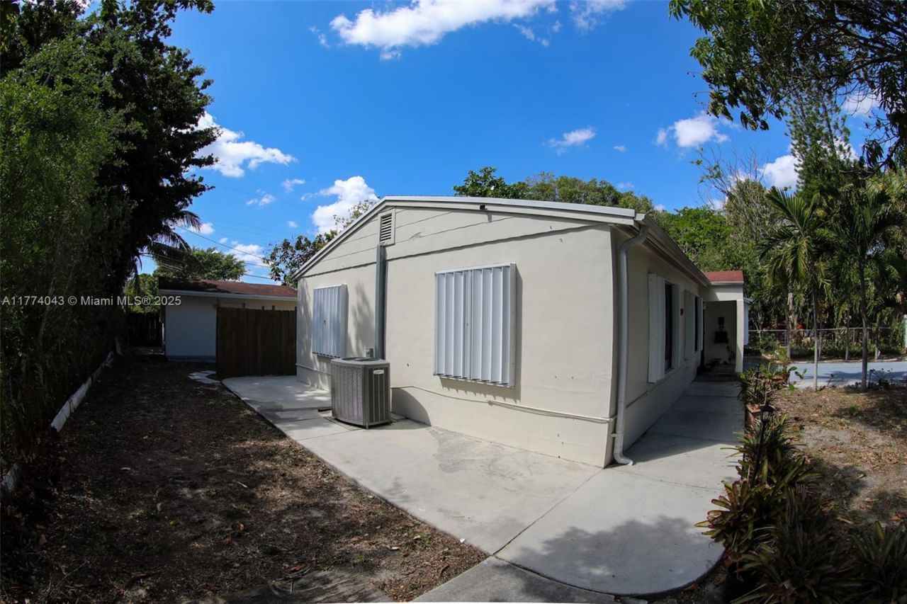 596 NW 109th St, Miami, FL 33168 Photo