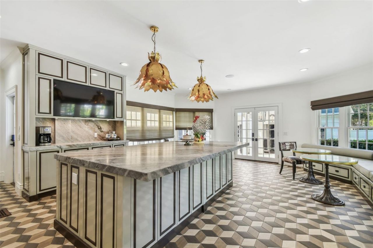 3313 W Mullen Avenue, Tampa, FL 33609 Photo