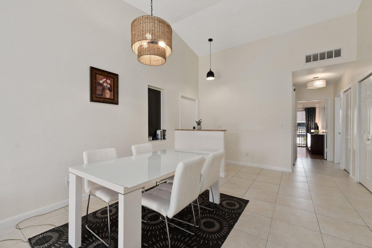 3212 S Lakeview Circle, Unit 10-205, Fort Pierce, FL 34949 Photo