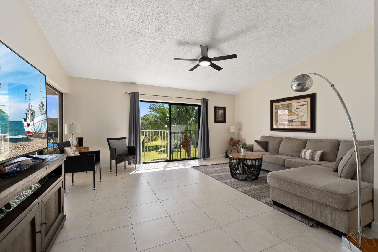 3212 S Lakeview Circle, Unit 10-205, Fort Pierce, FL 34949 Photo