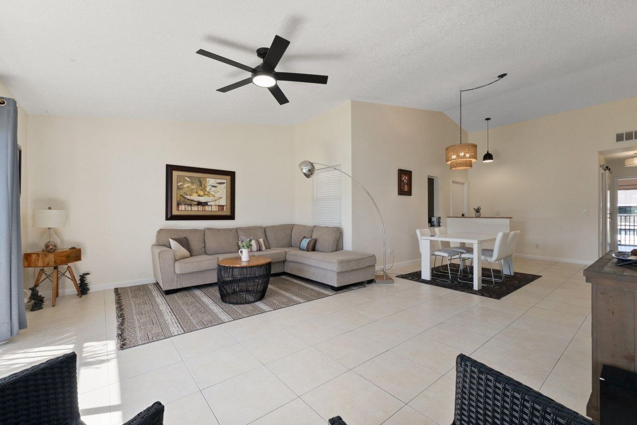 3212 S Lakeview Circle, Unit 10-205, Fort Pierce, FL 34949 Photo