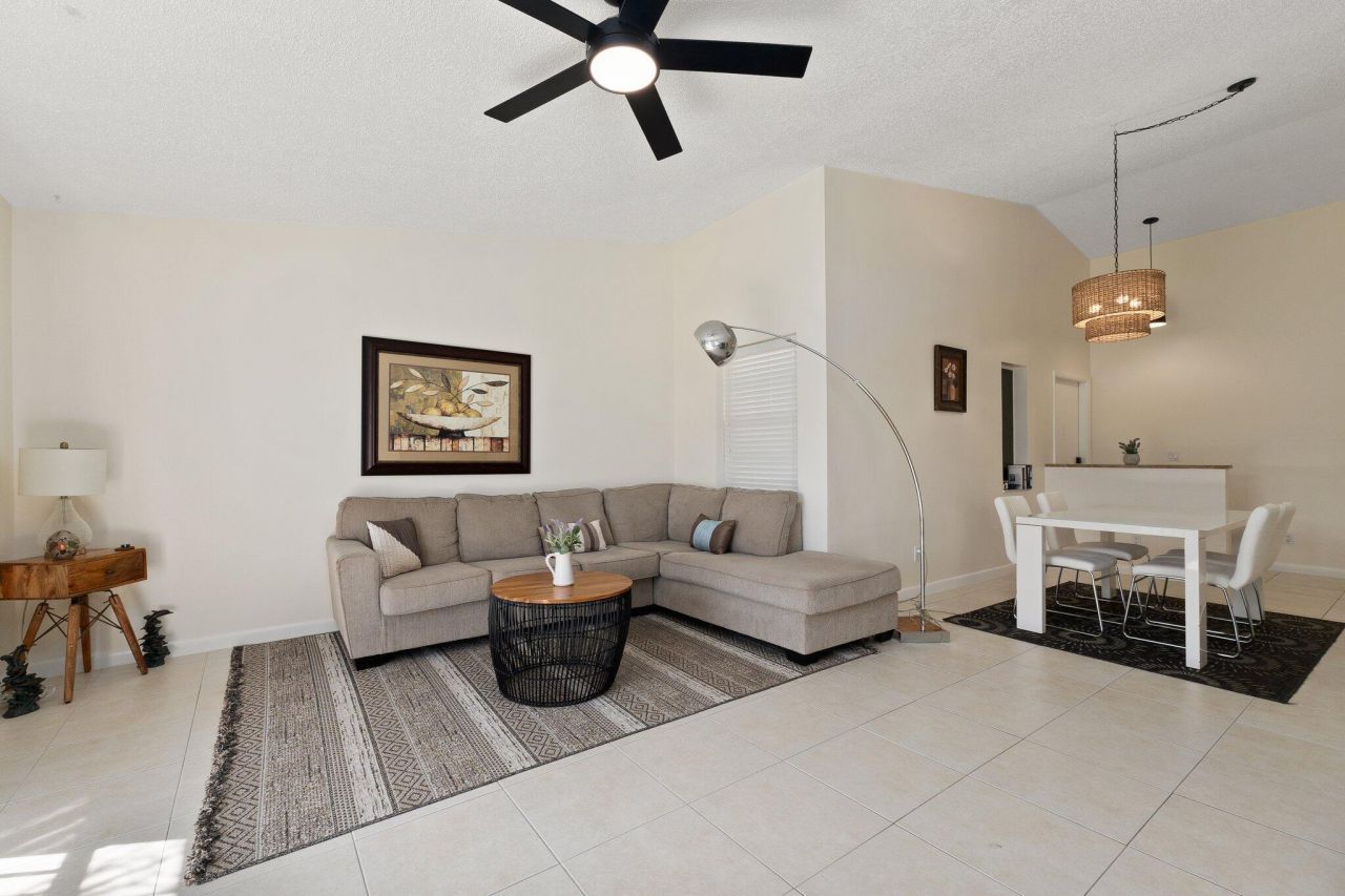 3212 S Lakeview Circle, Unit 10-205, Fort Pierce, FL 34949 Photo