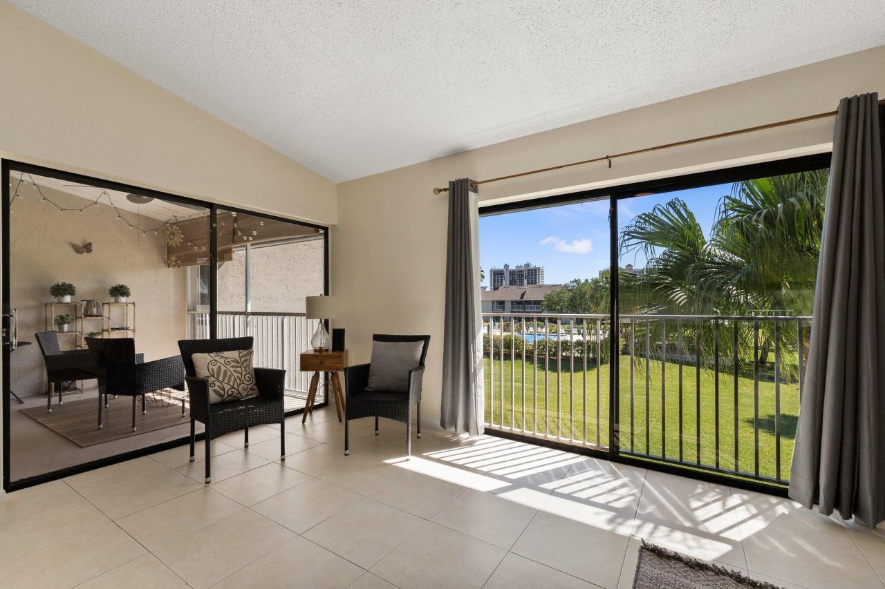 3212 S Lakeview Circle, Unit 10-205, Fort Pierce, FL 34949 Photo