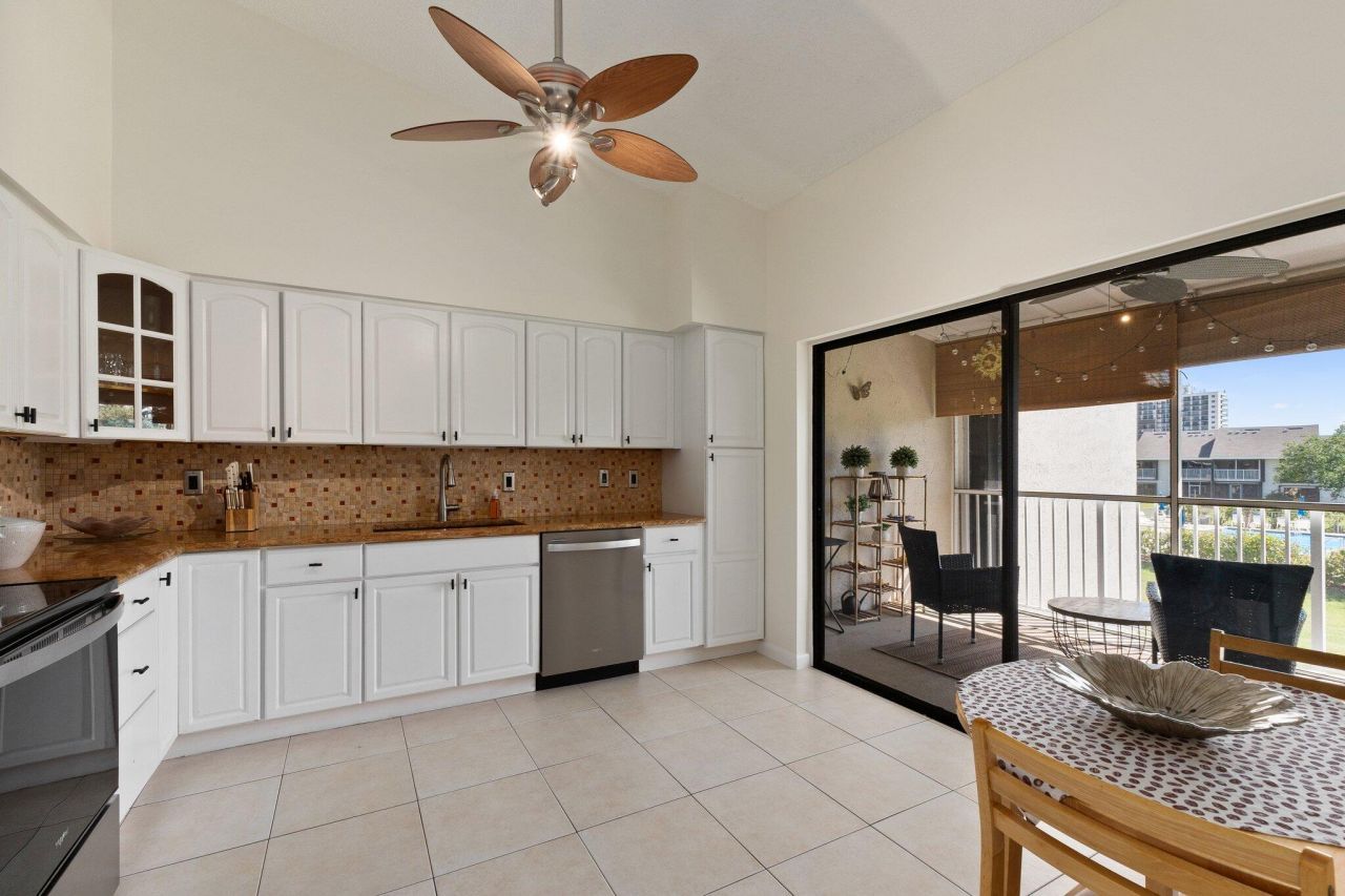 3212 S Lakeview Circle, Unit 10-205, Fort Pierce, FL 34949 Photo