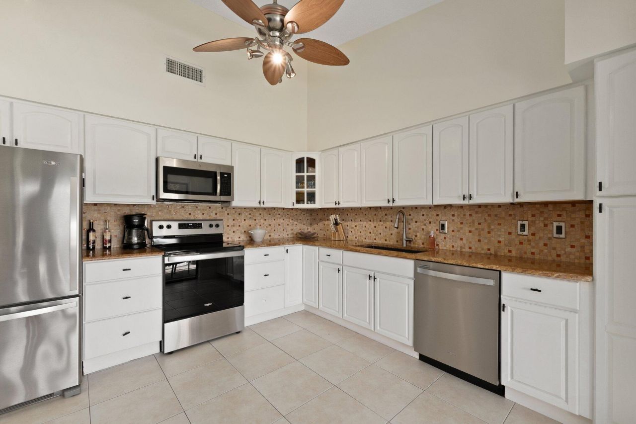 3212 S Lakeview Circle, Unit 10-205, Fort Pierce, FL 34949 Photo