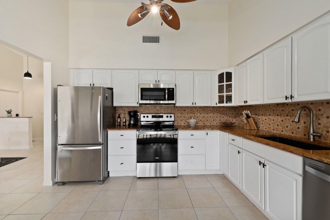 3212 S Lakeview Circle, Unit 10-205, Fort Pierce, FL 34949 Photo