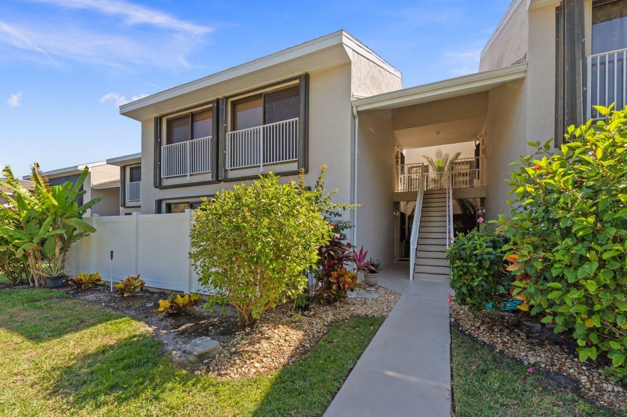 3212 S Lakeview Circle, Unit 10-205, Fort Pierce, FL 34949 Photo