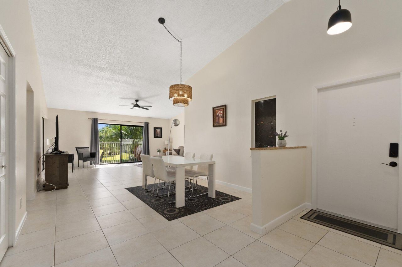 3212 S Lakeview Circle, Unit 10-205, Fort Pierce, FL 34949 Photo